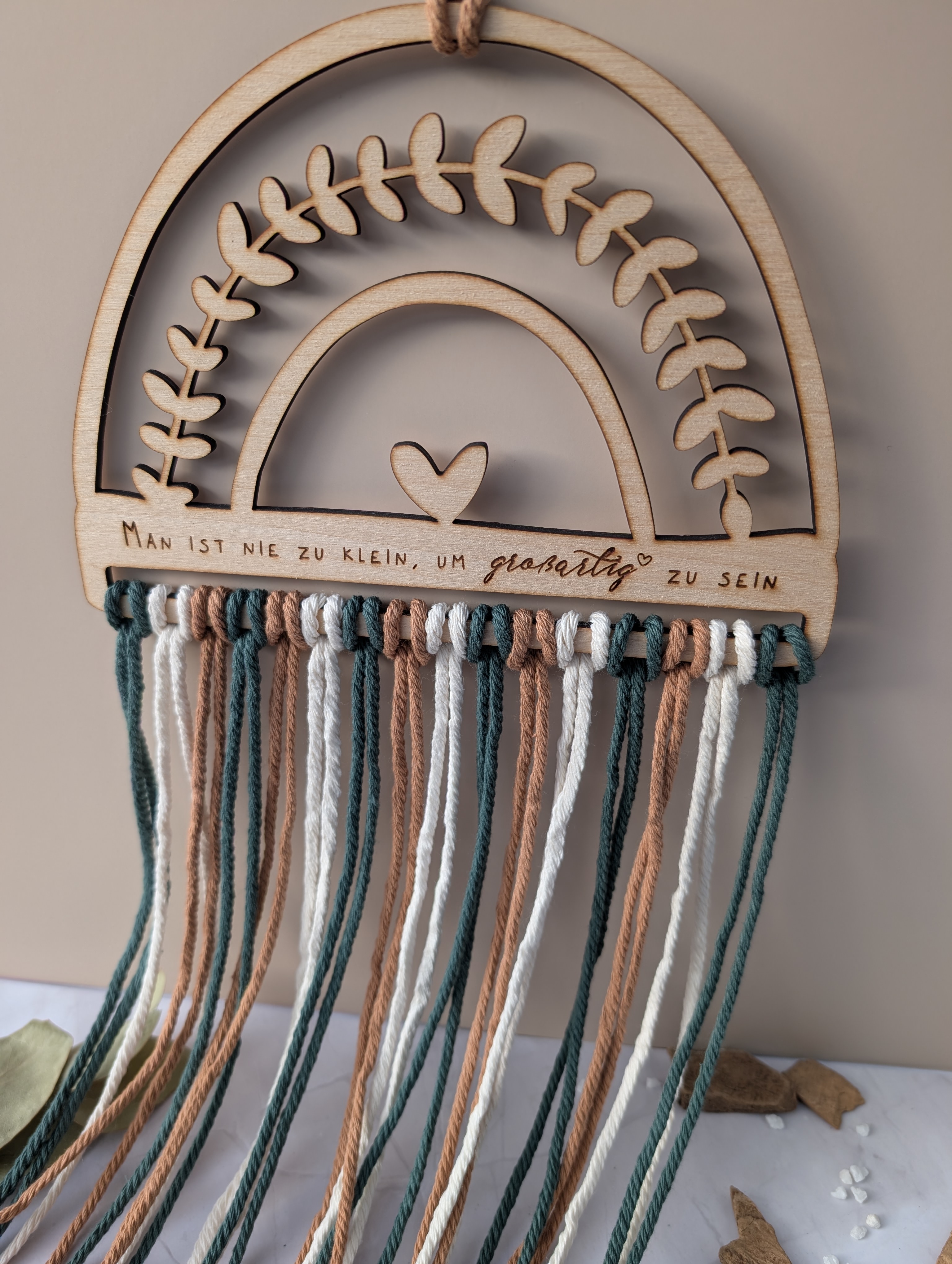 Haarspangenhalter Regenbogen aus Holz & Makramee – „Man ist nie zu klein, um großartig zu sein“