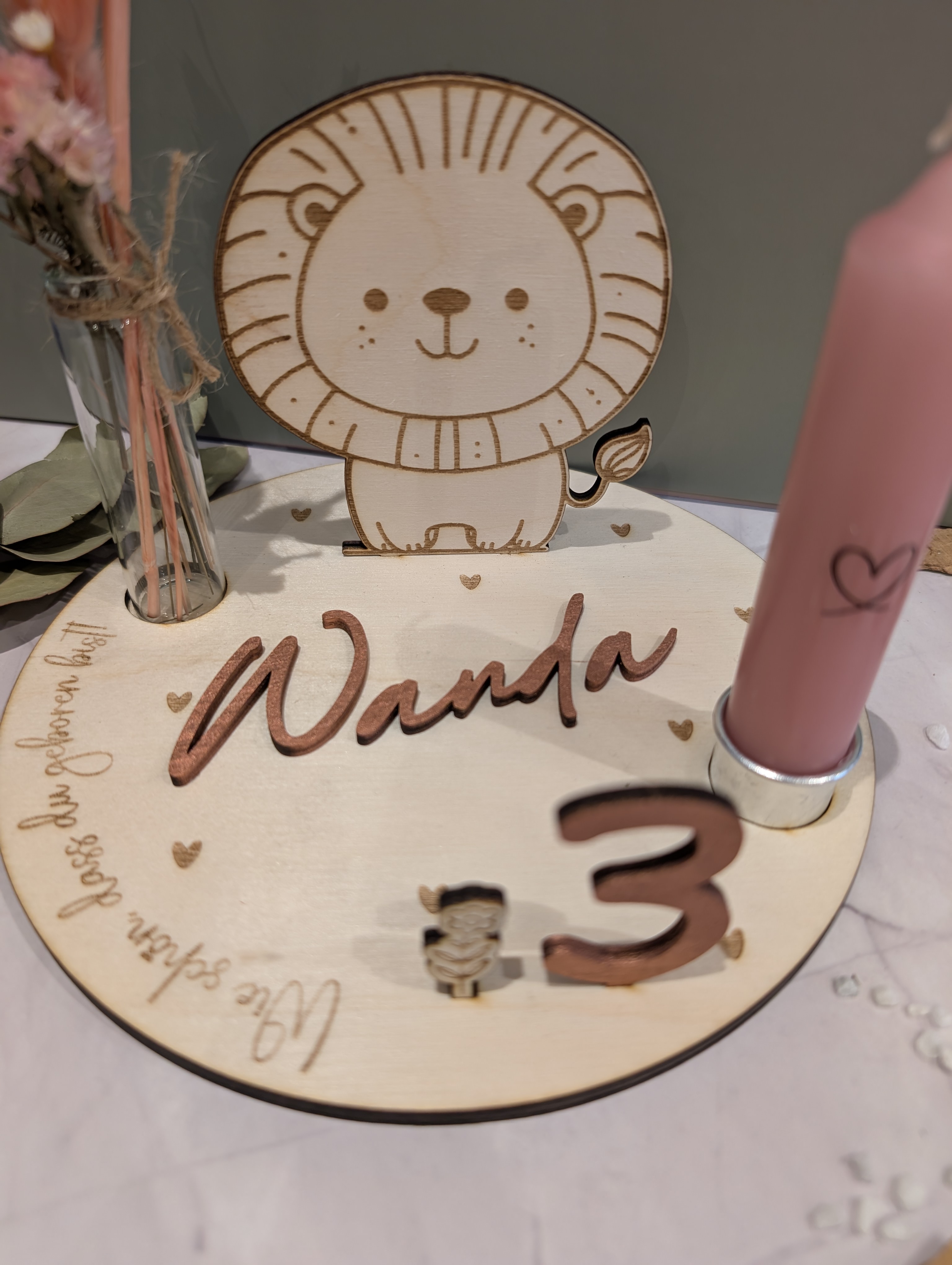 Personalisierter Geburtstagskranz aus Holz mit Löwe – Geburtstagsring mit Kerzenhalter und Vase