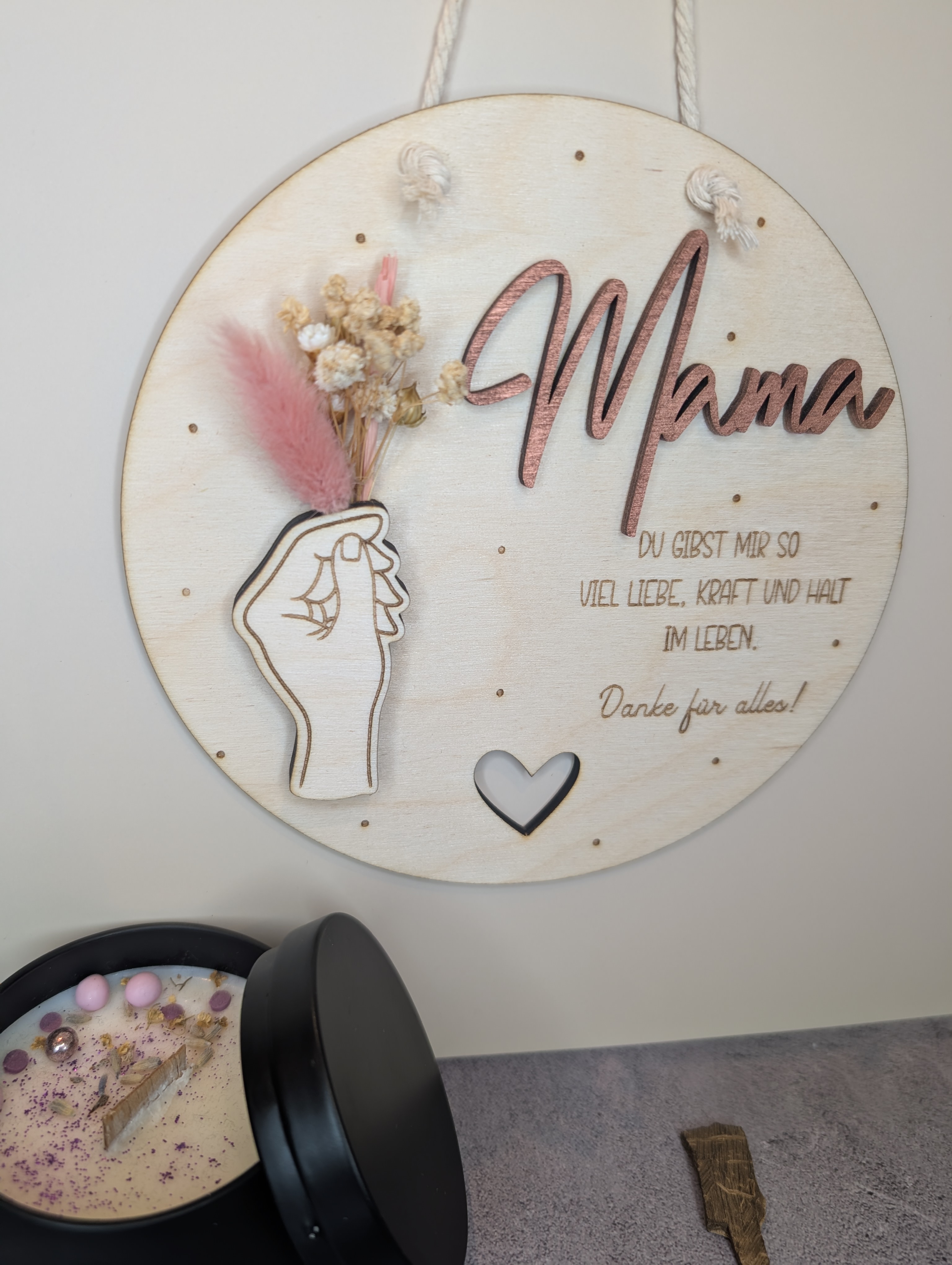 Geschenkset Mama – Holzschild 20 cm mit Trockenblumen & Duftkerze (Lavendel Honig) aus Sojawachs